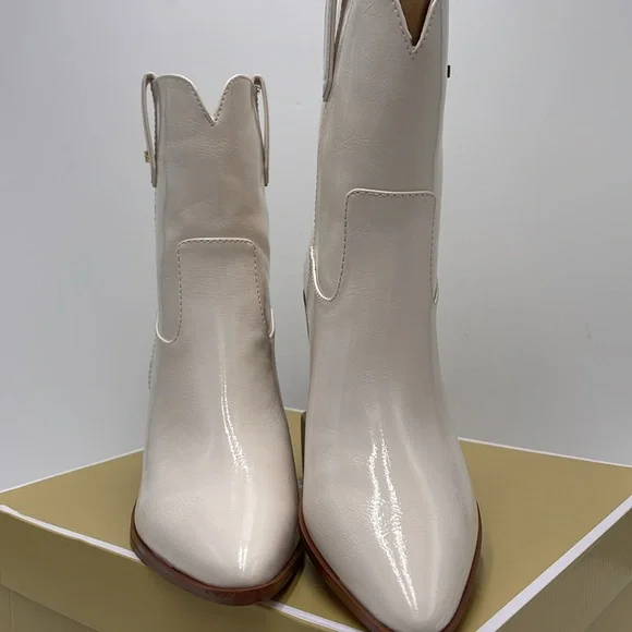 Michael Kors WAVERLY HEELED BOOTIE FAUX LEATHER
49F4WVME6L
LT CREAM - Picture 7 of 16